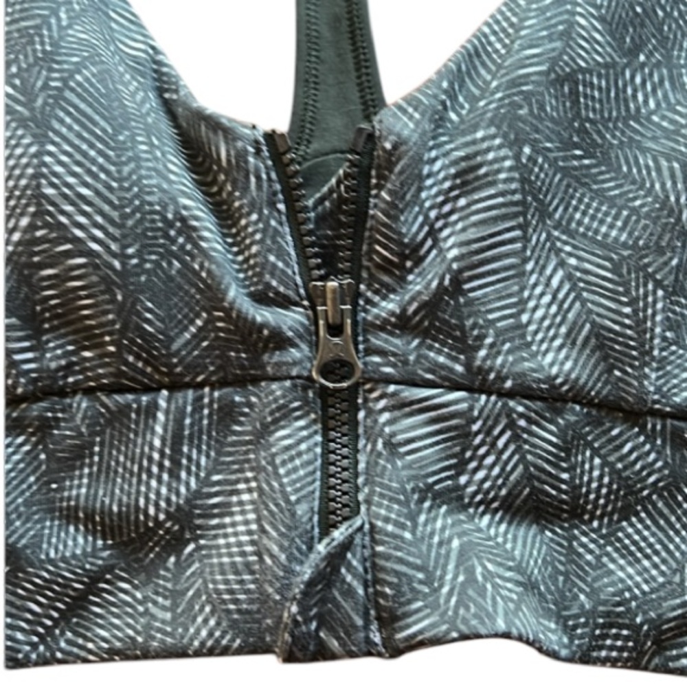 Lululemon Cool to Street Bra
Jazzy White Gator Green / Gator Green Size 4 - Picture 9 of 17
